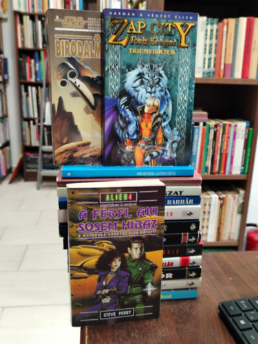 Gibson William, Steve Perry, Josh Keegan, John Brunner, Robert Sheckley, Robert E. Howard, W. Hamilton Green, Brian Dailey, Ed Fisher, Murray B. Lyndon, William C. Dietz: KÖNYVMENTŐ AJÁNLAT, 15 db. Fantasy, Sci-fi. A férfi, aki sosem hibáz+ A birodalmi flotta+ Zap City+ A kozmosz hiénái+ Szabad préda+ Vadászat+ Conan, a barbár+ Mars 1910+ Tron+ Anthico+ Profundis+ Csillaghullás+ A Testőr+ Virtuálfény+ A tizedik áldozat antikvár