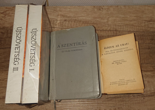 2 katolikus könyv ajándék dupla videókazettával: Áldjuk az urat! - Ima- és énekeskönyvkatolikus hívek számára, A Szentírás - Új Világ fordítás + Újszövetség I-II. (VHS) antikvár