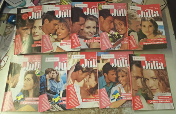 Anne Mather, Jeanne Allan, Emma Darcy, Kay Thorpe, Több szerző: 10 Júlia magazin (171-180) lapszámig: Élő céltábla +Jól felültettél +A lélek gazdagsága +Ősi fortély +Tegnapi visszhang +A gyermekbarát +Csókos ütközetek +Az adott szó +Biztonsági okokból +Papa, ne félj! antikvár