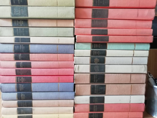 Lev Tolsztoj, Merle, A. Dumas, Fontane, Luigi Pirandello, Reymont, A. Moravia, Ilf-Petrov, Charles Dickens, Émile Zola, Konsztantyin Szimonov, Balzac, Jorge Amado, Alessandro Manzoni, Aragon, Henryk Sienkiewicz, Jane Austen, Panait Istrati, Francois Mauriac: 30 db A Világirodalom Remekei sorozatból: Háború és béke I-IV., A sziget I-II., Luisa San Felice I-II., Tévelygések-tévedések/Cécile, Mattia Pascal két élete/Elbeszélések, Parasztok I-II., A megalkuvó/Agostino, Pokolraszállás, Aranyborjú, A Pickwick klub  könyv