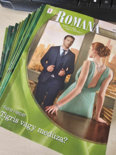 Fiona Harper, Jennifer Hayward, Caitlin Crews, Barbara Wallace, Lucy Monroe, Michelle Smart, Maisey Yates, Maya Blake, stb: Romana - Széles a világ, nagy a szerelem 17 db. (356., 485., 523., 562., 588., 590., 601., 603., 616., 623., 624., 625., 626., 627., 628., 631., 632 kötetek) antikvár