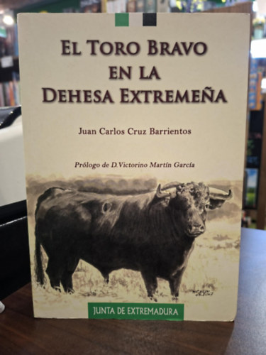 Juan Carlos Cruz Barrientos: El Toro Bravo En La Dehesa Extremena (extremadurai dehesa egyedülálló ökoszisztémáját és a viadori bikák tartási, tenyésztési hagyományait mutatja be a könyv) antikvár