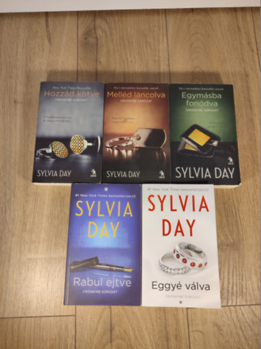 Sylvia Day: Crossfire sorozat 1-5. (Hozzád kötve, Melléd láncolva, Egymásba fonódva, Rabul ejtve, Eggyé válva) antikvár