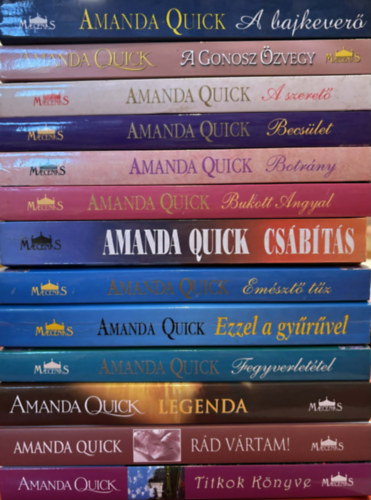 Amanda Quick: 13 db Amanda Quick romantikus könyv (A bajkeverő, A gonosz özvegy, A szerető, Becsület, Botrány, Bukott angyal, Csábítás, Emésztő tűz, Ezzel a gyűrűvel, Fegyverletétel, Legenda, Rád vártam, Titkok könyve) könyv