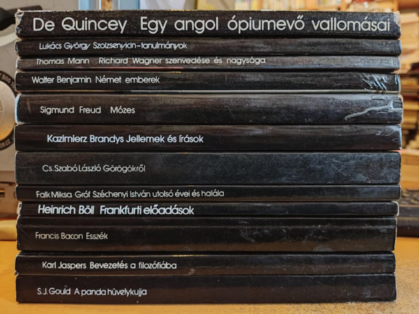 Lukács György, Cs. Szabó László, Falk Miksa, Thomas Mann, Karl Jaspers, Stephen Jay Gould, Sigmund Freud, Walter Benjamin, Heinrich Böll, Kazimierz Brandys, Francis Bacon, Thomas De Quincey: 12 db "Mérleg" kötet: A panda hüvelykujja; Bevezetés a filozófiába; Egy angol ópiumevő vallomásai; Esszék; Frankfurti előadások; Gróf Széchenyi István utolsó évei és halála; Görögökről; Jellemek és írások; Mózes; Német emberek antikvár