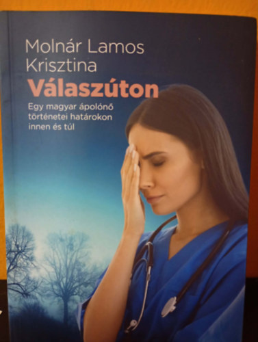 Molnár Lamos Krisztina: Válaszúton - Egy magyar ápolónő történetei határokon innen és túl - dedikált - Dedikált antikvár