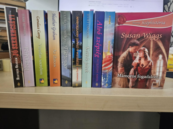 Susan Wiggs, Patricia Potter, Jacqueline Navin, Juliet Landon, Candace Camp, Claire Thornton, Heather Graham, Terri Brisbin: 10db Arany Széphistória, KÖNYVMENTŐ AJÁNLAT, könyvcsomag: Mámoros fogadalom+ Hullámok hátán+ Alvó szépség+ Kettős játék+ Szerelem a gyanú árnyékában+ Tűztenger+ Az álarcos+ Váratlan szerelem+ Férfihűség+ Jó szerencsét antikvár
