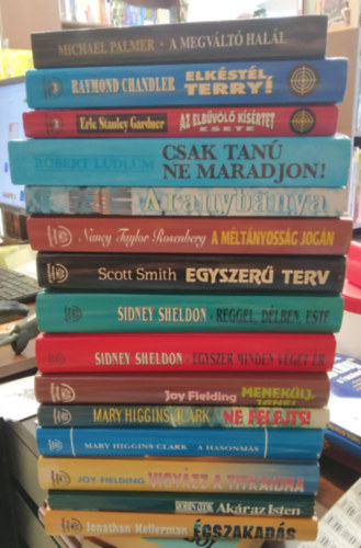 Mary Higgins Clark, Sidney Sheldon, Raymond Chandler, Michael Palmer, Erle Stanley Gardner, Robert Ludlum, Wilbur Smith, Nancy Taylor Rosenberg, Scott Smith, Joy Fielding, Robin Cook, Jonathan Kellermann: 15 db-os KÖNYVMENTŐ AJÁNLAT, krimi: Égszakadás+ Akár az Isten+ Vigyázz a titkaidra+ A hasonmás+ Ne felejts!+ Menekülj, Jane!+ Egyszer minden véget ér+ Reggel, délben, este+ Egyszerű terv+ A méltányosság jogán+ Aranybánya +Elkéstél, Terry!+ antikvár