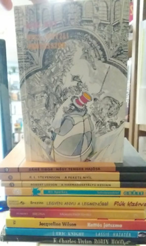 E. Charles Vivian, Eric Knight, Jacqueline Wilson, Thomas C. Brezina, Ali Sparkes, Robert Leeson, R. L. Stevenson, Dáné Tibor, Karl May: 10 db-os KÖNYVMENTŐ AJÁNLAT, ifjúsági: Robin Hood+ Lassie hazatér+ Kettős játszma+ Micsoda lökött família!+ Legyen anyu a legmenőbb!+ Szöcskeszédület (C.S.A.T.T.)+ Harmadosztályú dzsinn+ A fekete nyíl+ Négy tenger hajósa+ Vitzliputzli professzor antikvár