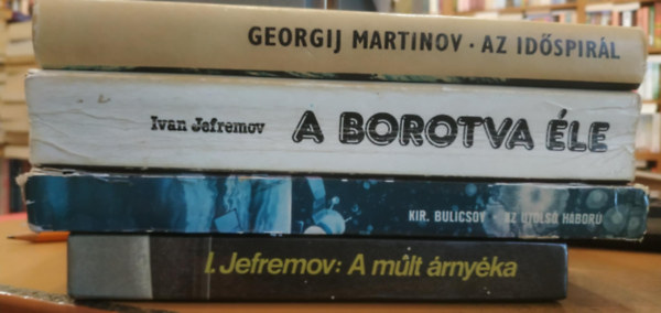 I. Jefremov, Kir Bulicsov, Georgij Martinov: 4 db orosz sci-fi: A múlt árnyéka; Az utolsó háború; A borotva éle; Az időspirál antikvár