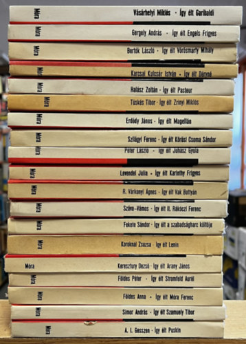 Vásárhelyi Miklós, Gergely András, Bertók László, Karcsai Kulcsár István, Halász Zoltán, Tüskés Tibor, Erdődy János, Szilágyi Ferenc, Péter László, Levendel Júlia, R. Várkonyi Ágnes, Száva István-Vámos Magda, Fekete Sándor, Koroknai Zsuzsa, Keresztury Dezső, Földes Péter, Földes Anna, Simor András, A.I. Gesszen: 19 db Így élt kötet: Garibaldi, Engels Frigyes, Vörösmarty Mihály, Déryné, Pasteur, Zrínyi Miklós, Magellán, Kőrösi Csoma Sándor, Juhász Gyula, Karinthy Frigyes, Vak Bottyán, II. Rákóczi Ferenc, A szabadságharc költője, Lenin, Arany János, Stromfeld Aurél antikvár