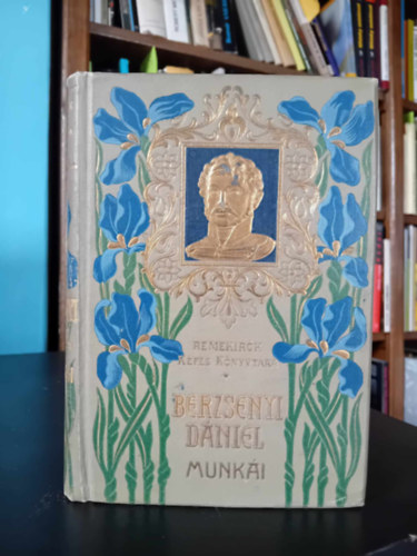 Berzsenyi Dániel: Berzsenyi Dániel munkái    - Aranyozott, színezett kiadói egész vászonkötés, Magyar művészek fekete-fehér rajzaival illusztrálva. A borító dombornyomott portréval díszítve. Saját képpel antikvár