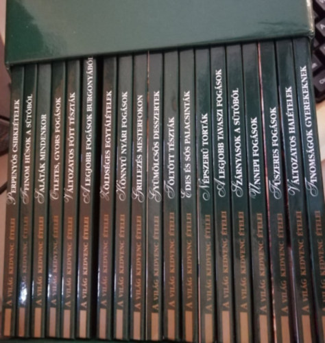 ismeretlen: A világ kedvenc ételei sorozat 19db antikvár