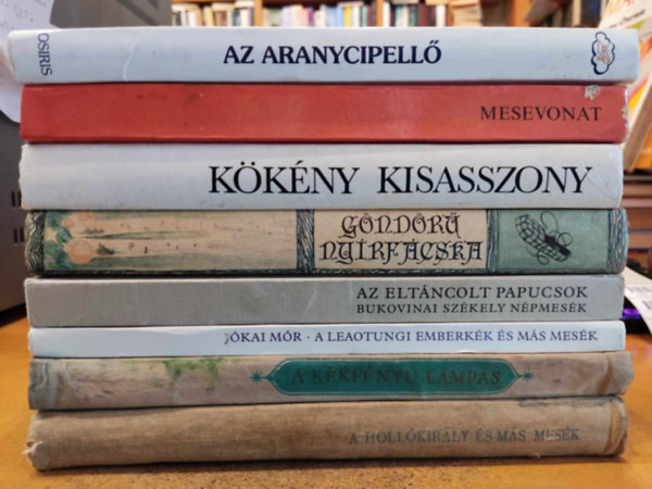 Jókai Mór, Kovács Ágnes, Ratzky Rita, Varga Tamásné, Tótfalusi István, T. Aszódi Éva, Dornbach Mária, Bojtár Endre: 8 db meseválogatás: A Hollókirály és más mesék; A kékfényű lámpás; A leaotungi emberkék és más mesék; Az aranycipellő; Az eltáncolt papucsok; Göndörű nyírfácska; Kökény kisasszony; Mesevonat antikvár