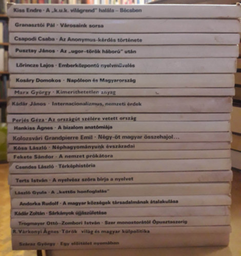 Kiss Endre, Granasztói Pál, Csapodi Csaba, Pusztay János, Lőrincze Lajos, Kosáry Domokos, Marx György, Kádár János, Perjés Géza, Hankiss Ágnes, Kolozsvári Grandpierre Emil, Kósa László, Fekete Sándor, Csendes László, Terts István, László Gyula, Andorka Rudolf, Kádár Zoltán, Trogmayer Ottó, Zombori István, R. Várkonyi Ágnes, Száraz György: 21 db Gyorsuló idő:  A "k.u.k. világrend" halála-Bécsben, Városaink sorsa, Az Anonymus-kérdés története, Az ugor-török háború után, Emberközpontú nyelvművelés, Napóleon és Magyarország, Kimeríthetetlen anyag,  Internacionalizmus, nemzeti érdek, antikvár