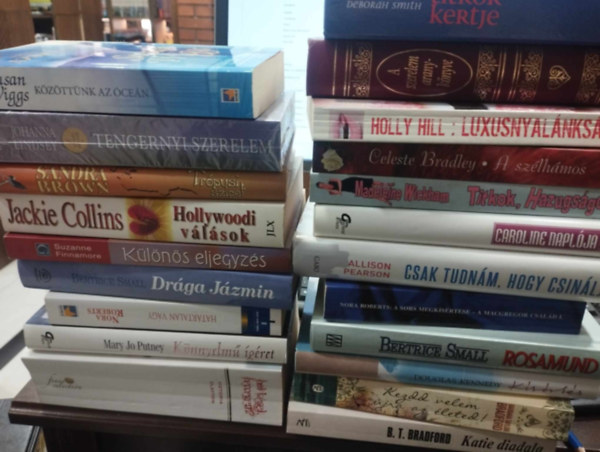 Johanna Lindsey, Nora Roberts, Beatrice Small, B. T. Bradford, Holly Hill, Mary Jo Putney, Sandra Brown, Johanna Lindsey, Victoria Clayton: 21 db Romantikus könyv: A titkok kertje, A szerelem aranykönyve, Luxusnyalankság, A szélhámos, Titkok, hazugságok, Caroline naplója, Csak tudnán, hogy csinálja, A sors megkísértése, Rosamund, Kísértés, Kezdd velem újra az életed, Katie diadala, antikvár