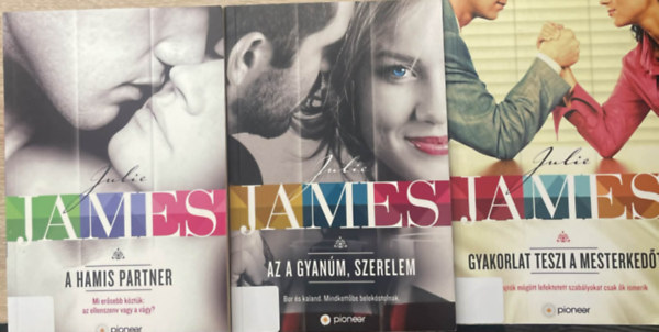 Julie James: A hamis partner + Az a gyanúm, szerelem + Gyakorlat teszi a mesterkedőt (3 kötet 📚 ) antikvár