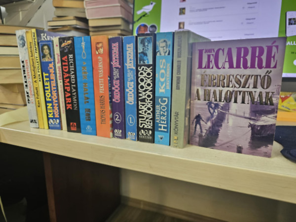 Michael Connelly, Ken Follett, Raymond Chandler, Richard Laymon, Jeffery Deaver, Thomas Harris, Murray Smith, Stuart Woods, Arthur Herzog, John le Carré: 13db krimi, KÖNYVMENTŐ AJÁNLAT: Fekete jég+ A Modigliani-botrány+ Papírpénz+ Könyörtelenül+ Elkéstél Terry+ Vidámpark+ A kék halál+ Fekete vasárnap+ Ördögi játszma 1-2+ Rendőrfőnökök+ A kos jegyében+ Visszajátszás+ Ébresztő a halottnak antikvár