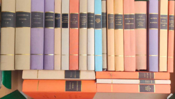 Thomas Hardy, Heinrich Böll, Ernest Hemingway, Émile Zola, Hawthorne, Vercors, Balzac, Fontane, Maupassant, Leonhard Frank, Anton Csehov, Ilja Ehrenburg, Aldous Huxley, Sienkiewicz, Mika Waltari: 22 darab Világirodalom Remekei könyv: - Az este hangjai modern olasz kisregények - Egy tiszta nő - Korai évek kenyere három kisregény - Elbeszélések - A titokzatos idegen négy klasszikus angol kisregény - Faragott koporsók amerikai kisregények antikvár