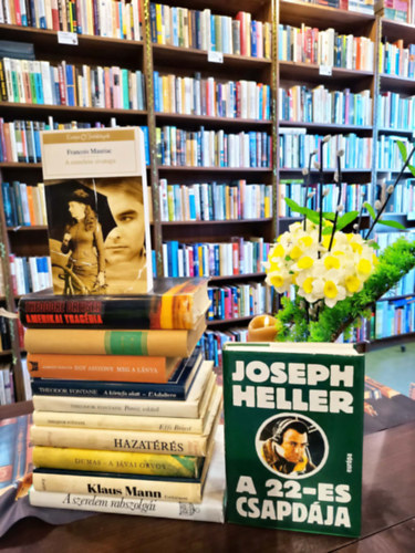 Joseph Heller, Klaus Mann, Alexandre Dumas, Thomas Hardy, T. Fontane, Alberto Moravia, Theodor Dreiser, Francois Mauriac, Heinrich Mann: Világirodalmi könyvcsomag 12 darabos KÖNYVMENTŐ AJÁNLAT: A 22-es csapdája, A szerelem rabszolgái (Történetek az Ezeregyéjszakából), Fordulópont, A jávai orvos, Hazatérés, Effi Briest, Porosz esküvő, A körtefa alatt, Egy asszony meg a lánya, antikvár