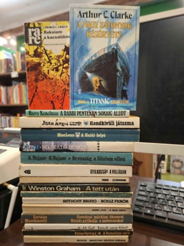 Lőrincz L. László, Arthur C. Clarke, Harry Kemelman, Juan Ángel Cardi, Alistair MacLean, Howard Blum, A.Vajner G.Vajner, Kerstin Ekman, Winston Graham, Erdei Grünwald Mihály, Anthony Bruno, Andrej Levin, Loriano Macchiavelli, K.M. Gal, Falus György, Woznicka: 16 db-os krimi / sci-fi, KÖNYVMENTŐ AJÁNLAT: A nagy zátonyok kísértete, A rabbi pénteken sokáig aludt, Rendkívüli játszma, A Halál-folyó, Bújkáló bűnösök, Orvosság a félelem ellen, Gyilkosság a villában, Lélekharang, A tett után, antikvár