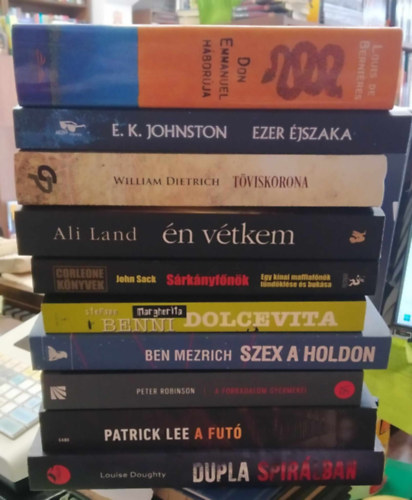 William Dietrich, Peter Robinson, Patrick Lee, Louise Doughty, Louis de Berniéres, E. K. Johnston, Ali Land, John Sack, Stefano Benni: 10 db-os KÖNYVMENTŐ AJÁNLAT, vegyes irodalom: Dupla spirálban +A futó +A forradalom gyermekei +Szex a Holdon +Margherita Dolcevita +Sárkányfőnök +Én vétkem +Töviskorona+ Ezer éjszaka+ Don Emmanuel háborúja antikvár