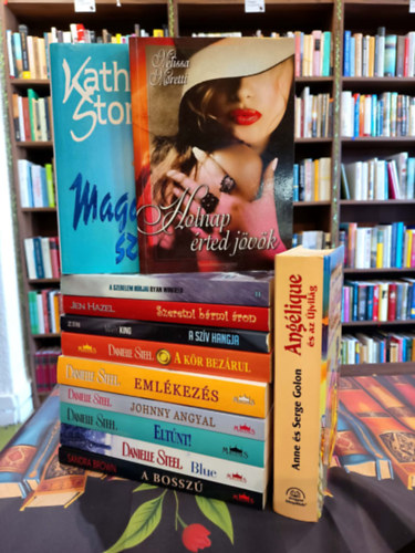 Anne és Serge Golon, Melissa Moretti, Katherine Stone, Winfield, Ryan, Jen Hazel, Mary King, Danielle Steel: Romantikus könyvcsomag 12 darabos KÖNYVMENTŐ AJÁNLAT: Angélique és az Újvilág, Holnap érted jövök, Magányos szív, A szerelem húrjai, Szeretni bármi áron, A szív hangja, A kör bezárul, Emlékezés, Johnyy anygala, Eltűnt!, Blue, A bosszú antikvár