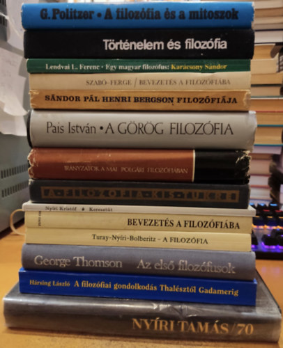 Hársing László, Nyíri Kristóf, George Thomson, Turay Alfréd, Sándor Pál, Pais István, Márkus György, Szabó Árpád, Georges Politzer: 14 db filozófia: A ~ és a mítoszok; Történelem és ~; Egy magyar filozófus: Karácsony Sándor; Bevezetés a filozófiába; A ~ kis tükre; Irányzatok a mai polgári filozófiában; A görög ~; Henri Bergson filozófiája; A ~; Bevezetés a filozófiába; Keresztút antikvár