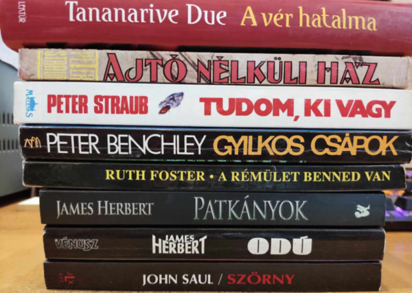 John Saul, James Herbert, Ruth Foster, Peter Benchley, Peter Straub, Tananarive Due: 8 db Horror-regény: A rémület benned van; A vér hatalma; Ajtó nélküli ház; Gyilkos csápok; Patkányok; Odú; Szörny; Tudom, ki vagy antikvár