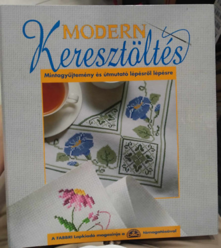 (ism. szerző): Modern keresztöltés - Mintagyűjtemény és útmutató lépsről lépésre (41-60-ig mintaívek, gyűrűs dossziéban) antikvár