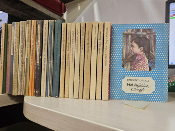 Bársony Ottilia, Petrovácz István, Hárs LÁszló, Szabó Magda, Thury Zsuzsa, Bálint Ágnes, Magyar Katalin, Hermína Franková, Nagy Katalin, Kántor Zsuzsa, Malgorzata Musierowicz, Iva Hercíková, Molnár Géza, Kőszegi Imre, Irina Korschunow, Móricz Virág, Molnár Kata, Dániel Anna, George Sand, Mezey Katalin: 21db pöttyös és csíkos könyv, KÖNYVMENTŐ AJÁNLAT: Hol bujkálsz Cinege?+ Lány a Wiktorskán+ Biri és Bori+ Álarcosbál+ Mostohatestvérek+ Madárfürdő+ Jeripusz+ Ki tud franciául?+ Rendhagyó emlékkönyv+ Anonymus diplomatatáskával+ A karfiol virága+ antikvár