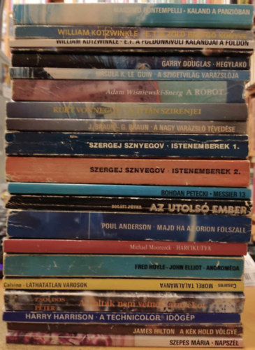 Kurt Vonnegut, Ursula K. Le Guin, William Kotzwinkle, Bogáti Péter, Szepes Mária, Zsoldos Péter, és mások: 20 db Sci-Fi regény: Kaland a panzióban; A nagy varázsló tévedése; A Titán szirénjei; A robot; A szigetvilág varázslója; Hegylakó; E. T. I-II.; Majd ha az Orion fölszáll; Az utolsó ember; Messier 13; Istenemberek 1-2. Napszél antikvár