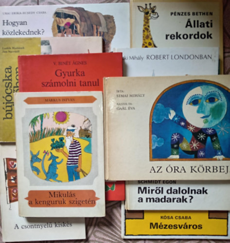 ...és még sokan mások: (10db) Ifjúsági ismeretterjesztő mesekönyvcsomag: Állati rekordok / Robert londonban / Mézesváros / Miről dalolnak a madarak / Az óra körbejár / Gyurka számolni tanul / A csontnyelű kiskés / Mikulás a kenguruk szigetén / Bujócska az erdőben antikvár