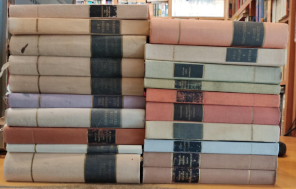 W.  Somerset Maugham, Jonathan Swfit, Charlotte Brontë, Mark Twain, Jack London, Sinclair Lewis, Nathaniel Hawthorne, Thomas Hardy, Charles Dickens, William Makepeace Thackeray, Henry Fielding, George Eliot, H. G. Wells, Walter Scott: 20 db angol klasszikus: A Lammermoori nász; Ivanhoe; A láthatatlan ember/Az istenek eledele; A skarlát betű; Hiúság vására; Tom Jones I-II.; Arrowsmith; A vízimalom; A bűvös bolt; David Copperfield I-II; Gulliver utazásai antikvár