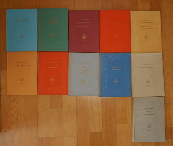 Móricz Zsigmond, Móra Ferenc, Jókai Mór, Gárdonyi Géza, Molnár Ferenc, Mikszáth Kálmán, Karinthy Frigyes: 11 klasszikus magyar ifjúsági kötet vászonkötésben: Egri csillagok, A kőszívű ember fiai, Jókai válogatott novellái, A két koldusdiák / A beszélő köntös, Mikszáth válogatott novellái, Pál utcai fiúk / Tanár úr kérem (az összes cím a leírásban) antikvár