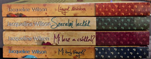 Jacqueline Wilson: 4 kötet együtt: Lányok késésben + Szerelmi leckék + Mi lesz a csókkal? + Mi baj, lányok? antikvár