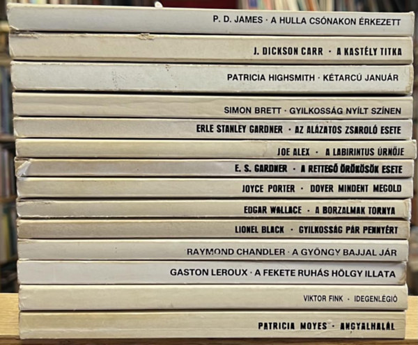 P. D. James, John Dickson Carr, Patricia Highsmith, Simon Brett, Erle Stanley Gardner, Joe Alex, Joyce Porter, Edgar Wallace, Lionel Black, Raymond Chandler, Gaston Leroux, Viktor Fink, Patricia Moyes: 14 db Európa krimi könyv: A hulla csónakon érkezett, A kastély titka, Kétarcú január, Gyilkosság nyílt színen, Az alázatos zsaroló esete, A labirintus úrnője, A rettegő örökösök esete, Dover mindent megold, A borzalmak tornya, Gyilkosság pár pennyért, antikvár