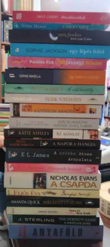 Több szerző, Sophie Kinsella, Amanda Quick, Sandra Brown, E L James, Nicholas Evans, Sophie Jackson, J. Sterling, A.L: Jackson, Katie Ashley, William Nicholson, Candace Bushnell, Fejős Éva, Hana Andronikova, Sarah Harris Barbara Mosallai Bell, Pauline Fisk, Sara Fawkes, Syndie Maison, Emily Liebert: 20db romantika KÖNYVMENTŐ AJÁNLAT: A hibátlan játék+ Elvesznék benned+ Az ajánlat+ Egy lépés feléd+ Anyaföld+ Szex és New York+ Mire éjfélt üt az óra+ Bangkok, tranzit+ A csapda+ A szürke ötven árnyalata+ A napóra hangja+ Hercegasszony voltam Teheránban+ antikvár