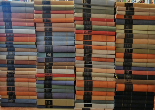 Alexandre Dumas, H. G. Wells, Ivan Bunyin, William Golding, Thomas Mann, Colette, Alekszej Tolsztoj, Joseph Conrad, Émile Zola, Charlotte Brontë, Federico De Roberto, Stefan Zweig, Vercors, Boleslaw Prus, Leonhard Frank, Mihail Bulgakov, Aldous Huxley, Franz Werfel, Navarrai Margit, Ilja Ehrenburg, Kazantzakisz, Romain Rolland, Bertolt Brecht, William Styron, Alberto Moravia, Maupassant, Aragon, Lev Tolsztoj, E. E. Kisch, Richard Hughes, Gaius Suetonius Tranquillus, Sinclair Lewis, Theodor Fontane, Mihail Sadoveanu, Siegfried Lenz, Jorge Amado, Thornton Wilder, Graham Greene, John Steinbeck, Robert Louis Stevenson, Honoré de Balzac, Vaszilij Suksin, Nyikolaj Vasziljevics Gogol, Matteo Bandello, Thomas Hardy, Si Naj-An, Martin Andersen Nexő, Lion Feuchtwanger, Multatuli, W.  Somerset Maugham, Stefan Heym, Daniel Defoe, Walter Scott, Henry James, Anatole France, Antoine de Saint-Exupéry, André Schwarz-Bart, George Sand, Jack London, E. T. A. Hoffmann, Petronius: 100 db A világirodalom remekei sorozatból. antikvár