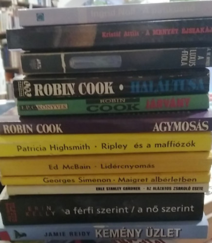 Ingrid Noll, Kristóf Attila, Robin Cook, A.W. Mykel, Patricia Highsmith, Ed McBain, Georges Simenon, Erle Stanley Gardner, Erin Kelly, Jamie Reidy: 11 db-os KÖNYVMENTŐ AJÁNLAT, krimi: Kemény üzlet+ A férfi szerint/a nő szerint+ Az alázatos zsaroló esete+ Maigret albérletben+ Lidércnyomás+ Ripley és a maffiózók+ Agymosás+ Járvány+ Haláltusa+ A Luxus fiola+ A patikusnő antikvár