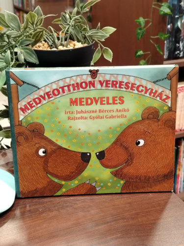 Juhászné Bérces Anikó.: Medveotthon Veresegyház: Medveles antikvár