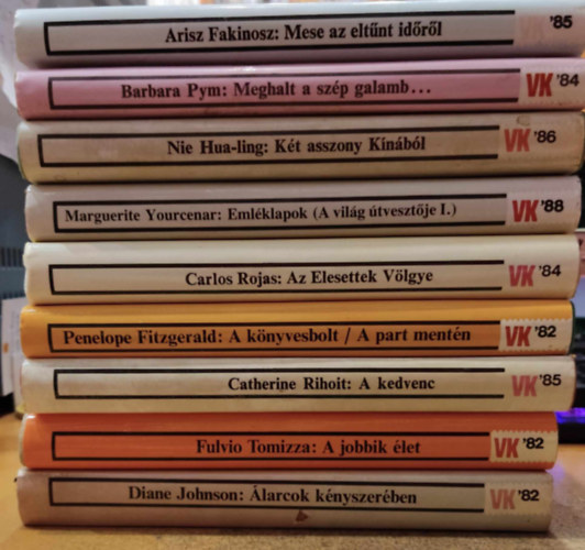 Catherine Rihoit, Arisz Fakinosz, Diane Johnson, Carlos Rojas, Nie Hua-ling, Fulvio Tomizza, Penelope Fitzgerald, Barbara Pym, MArguerite Yourcenar: 9 db Világkönyvtár: Álarcok kényszerében; A jobbik élet; A kedvenc; A könyvesbolt/A part mentén; Az Elesettek Völgye; Emléklapok (A világ útvesztője I.); Két asszony Kínából; Meghalt a szép galaímb...; Mese az eltűnt időről antikvár
