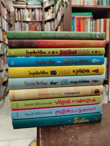 Jacqueline Wilson, Christine Nöstlinger, Sarah Mlynowski, Katherine Paterson, Lois Lowry: KÖNYVMENTŐ AJÁNLAT, 9 db-os könyvcsomag, ifjúsági irodalom. Suzi titkos naplója+ Szerelmes lányok+ Mi baj lányok+ Lányok a pácban+ Lili nagy dobása+ Csillagnéző+ Vágyak és varangyok+ Melltartó és seprűnyél+ StarGirl antikvár