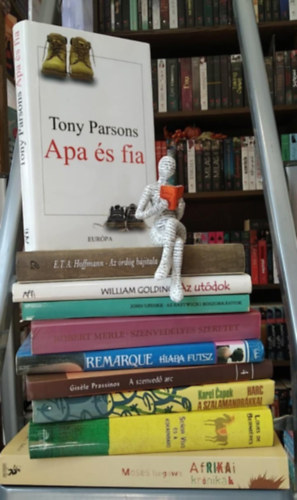 Tony Parsons, William Golding, Robert Merle, E. T. A. Hoffmann, John Updike, Erich Maria Remarque, Giséle Prassinos, Karel Capek, Moses Isegawa, Louis de Berniéres: 9 db-os KÖNYVMENTŐ AJÁNLAT, világirodalom: Afrikai krónikák+ Senor Vivo és a kokainbáró+ Harc a szalamandrákkal+ A szenvedő arc+ Hiába futsz+ Szenvedélyes szeretet+ Az Eastwicki boszorkányok+ Az utódok+ Az ördög bájitala antikvár