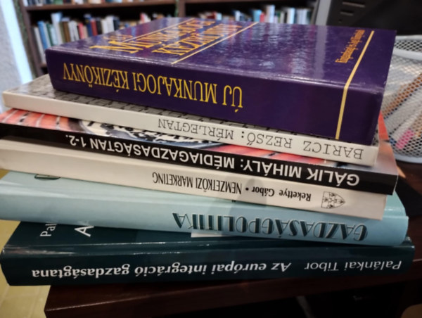 Petrik Ferenc, dr. Baricz Rezső, Gálik Mihály, Veress József (szerk.), Rekettye Gábor, Palánkai Tibor: Gazdasági könyvcsomag 6 darabos KÖNYVMENTŐ AJÁNLAT: Új munkajogi kézikönyv, Mérlegtan, Médiagazdaságtan 1-2., Gazdaságpolitika, Nemzetközi marketing, Az európai integráció gazdaságtana antikvár