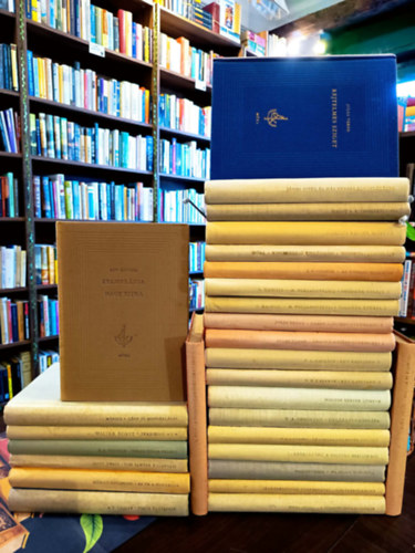 Hector Malot, Móra Ferenc, J.F. Cooper, Ljev Kasszilj, Verne Gyula, V. A Kaverin, V.A. Obrucsev, Nyikolaj Osztrovszkij, Rolland, Romain-Gorkij, M., Alekszandr Bek, Mark Twain, Móricz Zsigmond, Walter Sir Scott, E.L. Voynich, Arkagyij P. Gajdar: Az én könyvtáram sorozat könyvcsomag 25 darabos KÖNYVMENTŐ AJÁNLAT: János vitéz és más verses elbeszélések, A tengerész fia,Külföldi versek könyve,  Kincskereső kisködmön-Mindenki Jánoskája, Az utolsó mohikán, Vologya utcája I.- II., antikvár