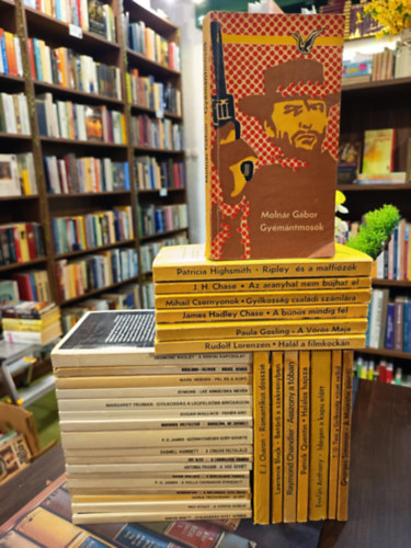 Patricia Highsmith, James Hadley Chase, Molnár Gábor, MIhail CSernyonok, PAula Gosling, Rudolf Lorenzen, Georges Simenon, Teas T.O., Evelyn Anthony, Quentin Patrick, Raymond Chandler, Lawrence Block, E.J. Charon, Desmond Bagley, Rouland-Olivier, Mark Hebden, Julian Symons, Margaret Truman, Edgar Wallace, Barbara Krzyszton, P. D. James, Dashiell Hammett, Alex Joe, Antonia Fraser, Winnington, Horia Tecuceanu, Rex Stout, Simon Brett: Krimi könyvcsomag 31 darabos KÖNYVMENTŐ AJÁNLAT: Ripley és a maffiózók,  Az aranyhal nem bújhat el, Gyémántmosók, Gyilkosság családi számlára, A bűnös mindig fél, A vörös Maja,  Halál a filmkockán, A Majestic pincéi, Gyilkosság vízum nélkül, Idegen a kapu antikvár