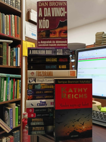 Dan Brown, Kathy Reichs, Dean R. Koontz, Patricia Cornwell, Tom Clancy, Leslie L. Lawrence, Wilbur Smith, Hugh Laurie, Peter Maas, John Witman: KÖNYVMENTŐ AJÁNLAT, 14 db krimik.  Maigret valolmása+ A borzalom órái+Virrasztók+ Mr. Murder+ A Da Vinci-kód+ Minden napra egy halott+ Túszdráma+ A balek+ A fekete özvegy1-2+ Erőegyensúly+ Vétójog+ Macskakarom+ antikvár