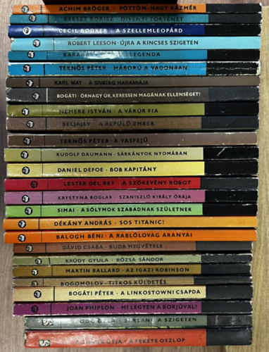 Achim Bröger, Breszt Borisz, Cecil Bodker, Robert Leeson, Barabás Tibor, Teknős Péter, Karl May, Bogáti Péter, Nemere István, Beljajev, Rudolf Daumann, Daniel Defoe, Lester del Rey, Krystina Boglar, Simai Mihály, Dékány András, Dávid Csaba, Krúdy Gyula, Martin Ballard, Bogomolov, Joan Phipson, Olesz Berdnik - Vojszkunszkij-Lukogyjanov: 25 db Delfin könyv: Pöttöm-nagy Kázmér, Divényi történet, A szellemleopárd, Újra a kincses szigeten, Végvári legenda, Háború a vadonban, A sivatag haramiája, Őrnagy úr, keressen magának ellenséget!, A várúr fia, A repülő ember, A vasfejű antikvár
