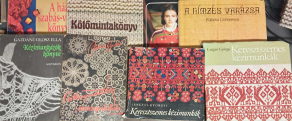 Több szerző: 📚 Kötőmunka könyvcsomag (8 darab)  Kézimunkázók könyve; Csillagminták szalagminták; Keresztszemes kézimunkák; Keresztszemes kézimunkák; Olasz kötött modellek '89; A hímzés varázsa; Kötőmintakönyv; Házi szabás-varrás könyve antikvár